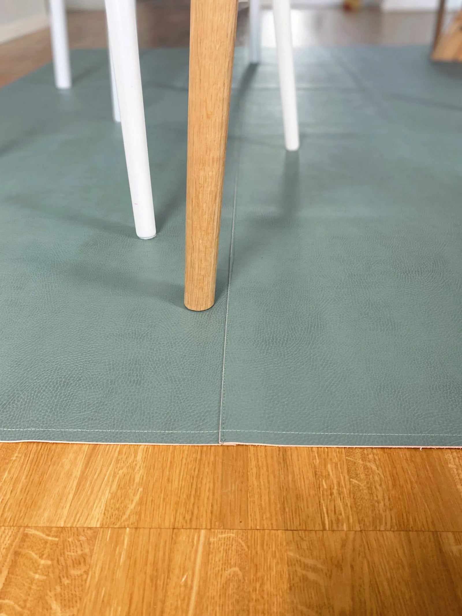 Bodenschutzmatte unter Tisch