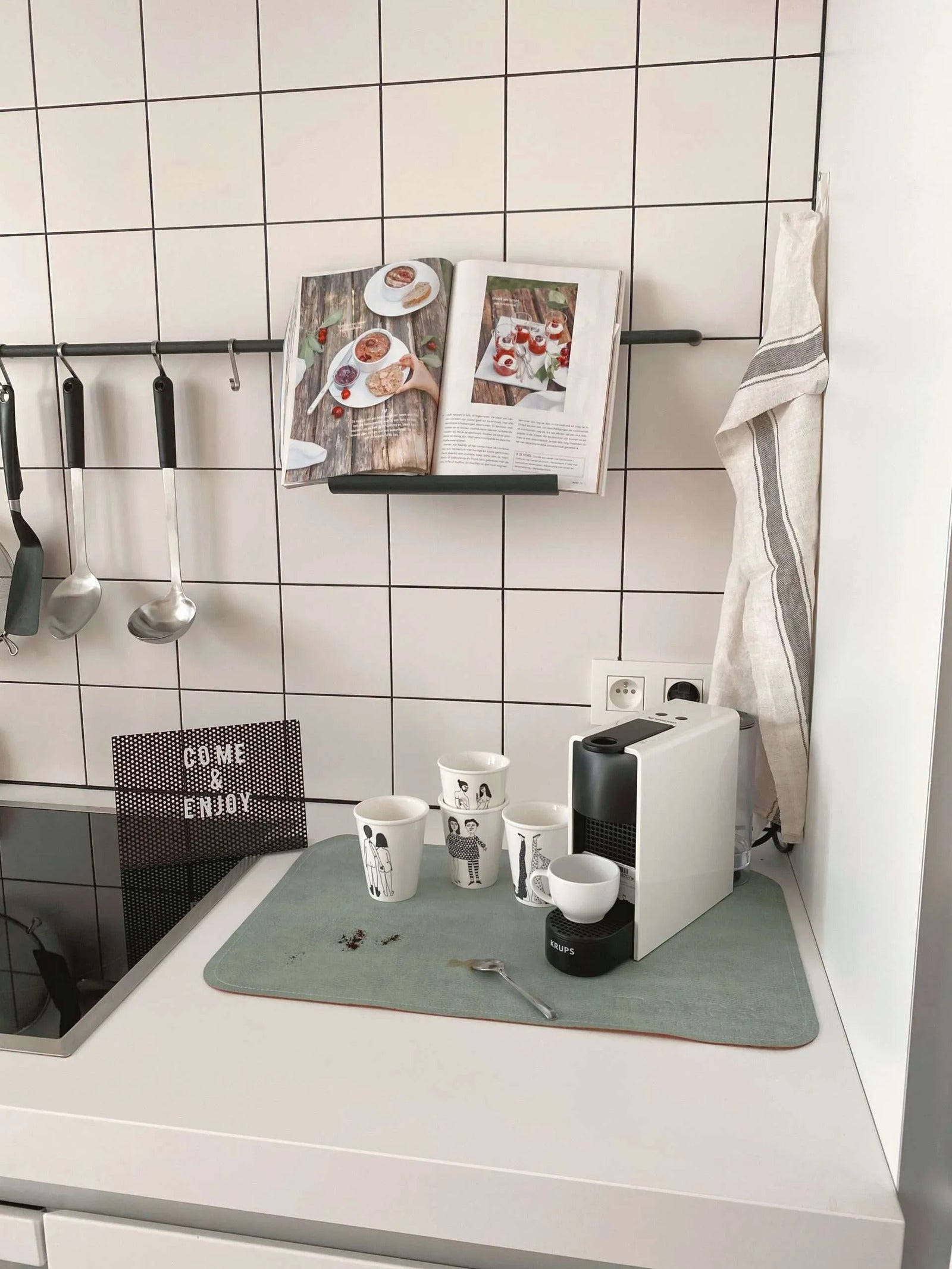 Wasserabweiende Tischunterlage Nº 1 als Oberflächenschutz für Kaffeemaschinen und Siebträger