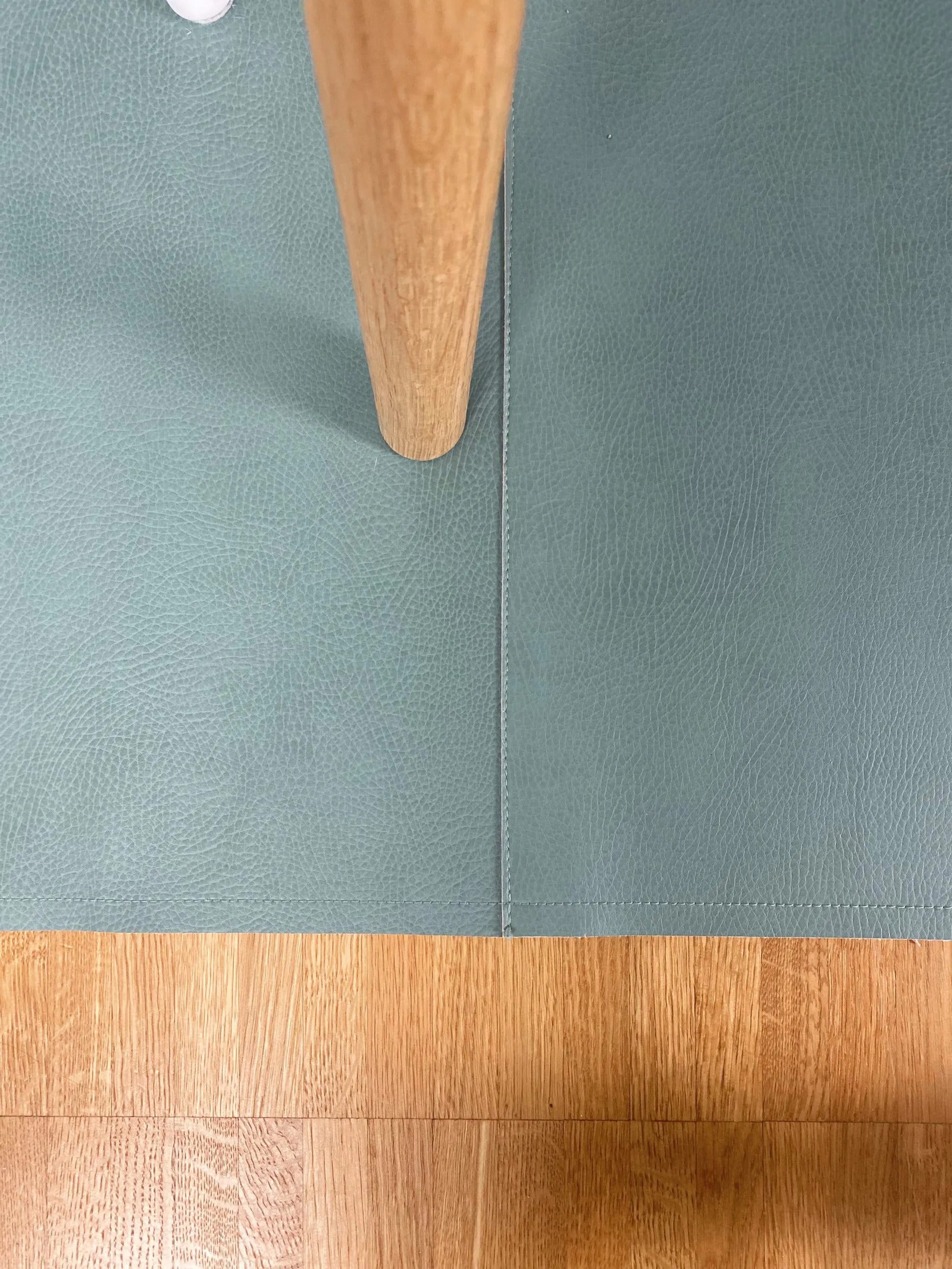 Bodenschutzmatte unter Tisch