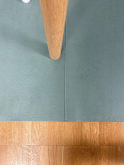 Bodenschutzmatte unter Tisch
