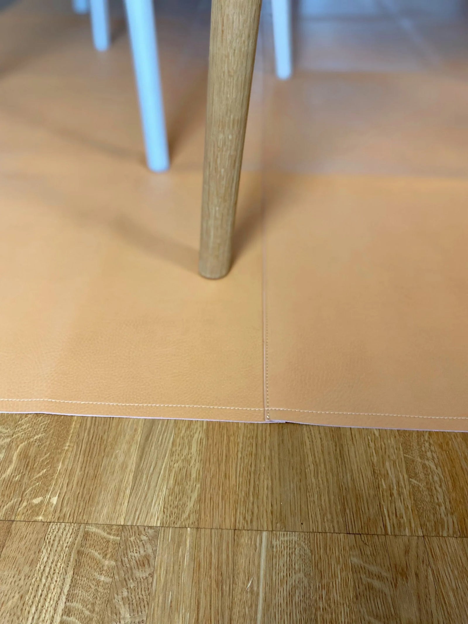 Bodenschutzmatte unter Tisch