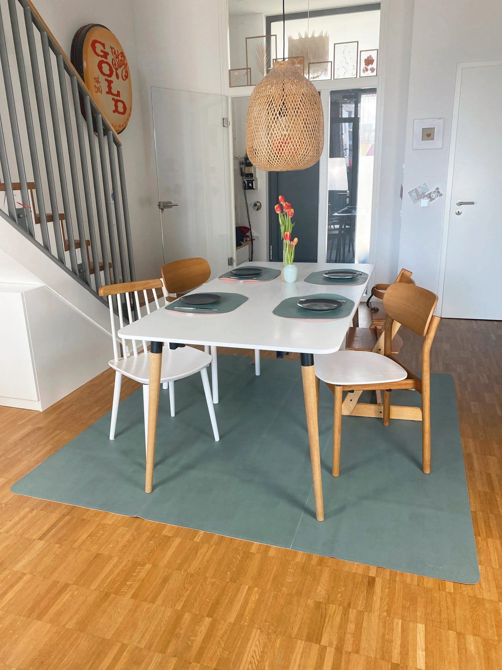 Bodenschutzmatte unter Tisch