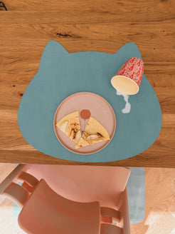 Abwaschbares Kinder-Tischset Katze in Nordic Pine im Soft LederLook mit verschütteter Milch auf dem Holztisch