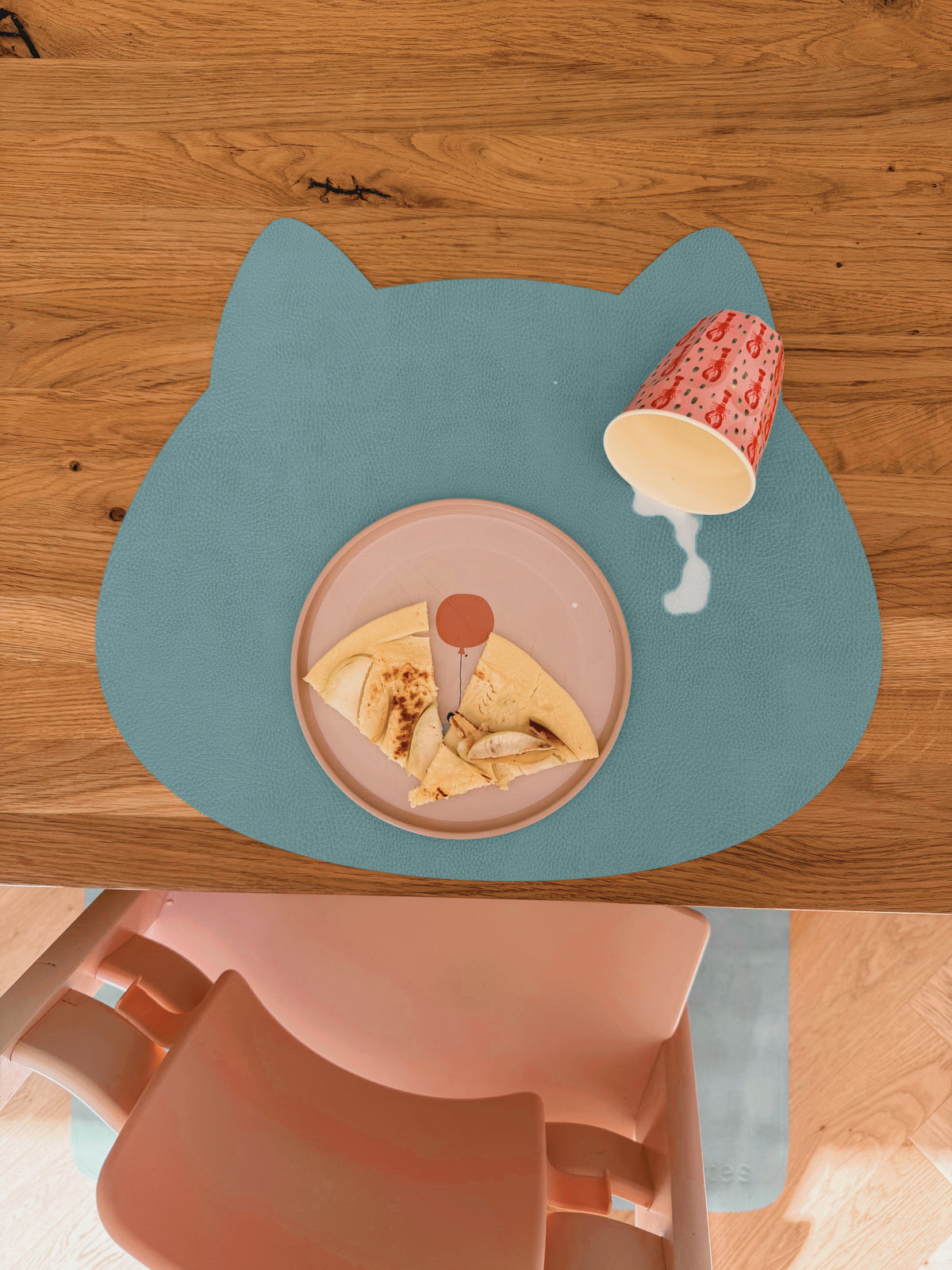 Abwaschbares Kinder-Tischset Katze in Nordic Pine im Soft LederLook mit verschütteter Milch auf dem Holztisch