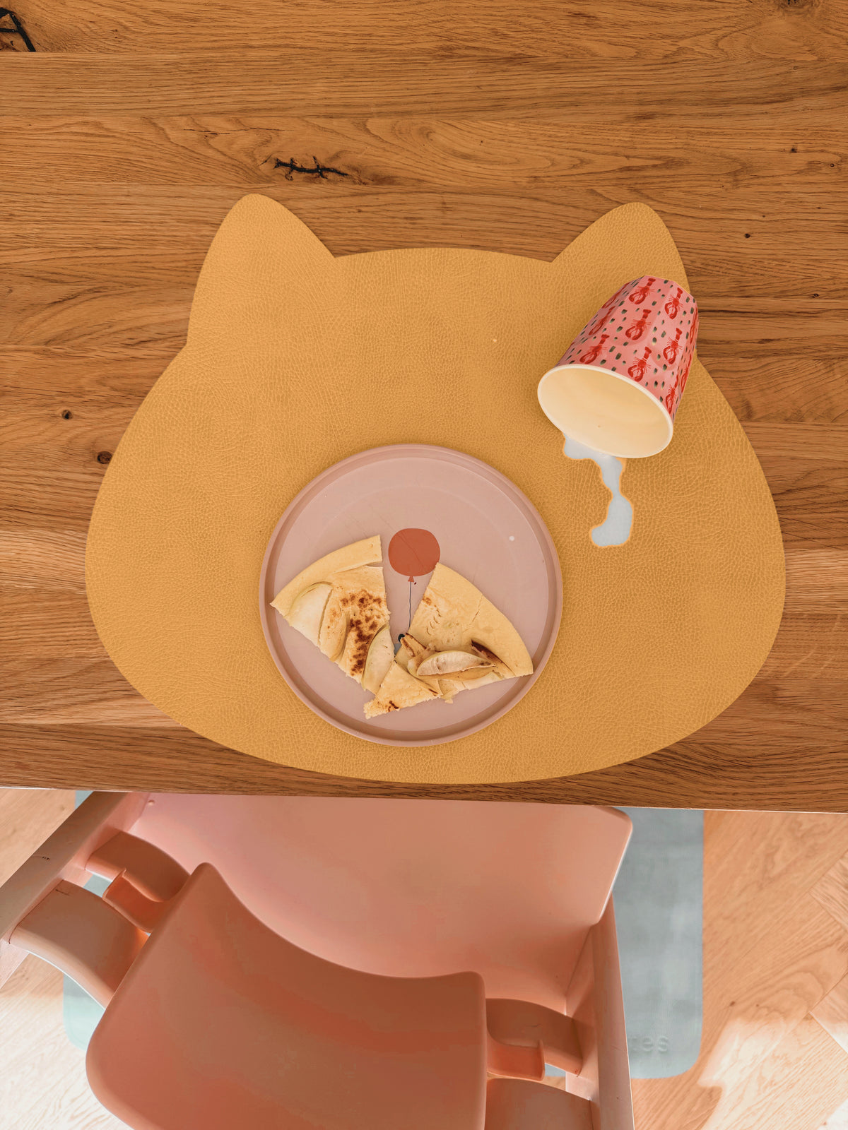 Abwaschbares Kinder-Tischset Katze in Oak Wood im Soft LederLook mit verschütteter Milch auf dem Holztisch