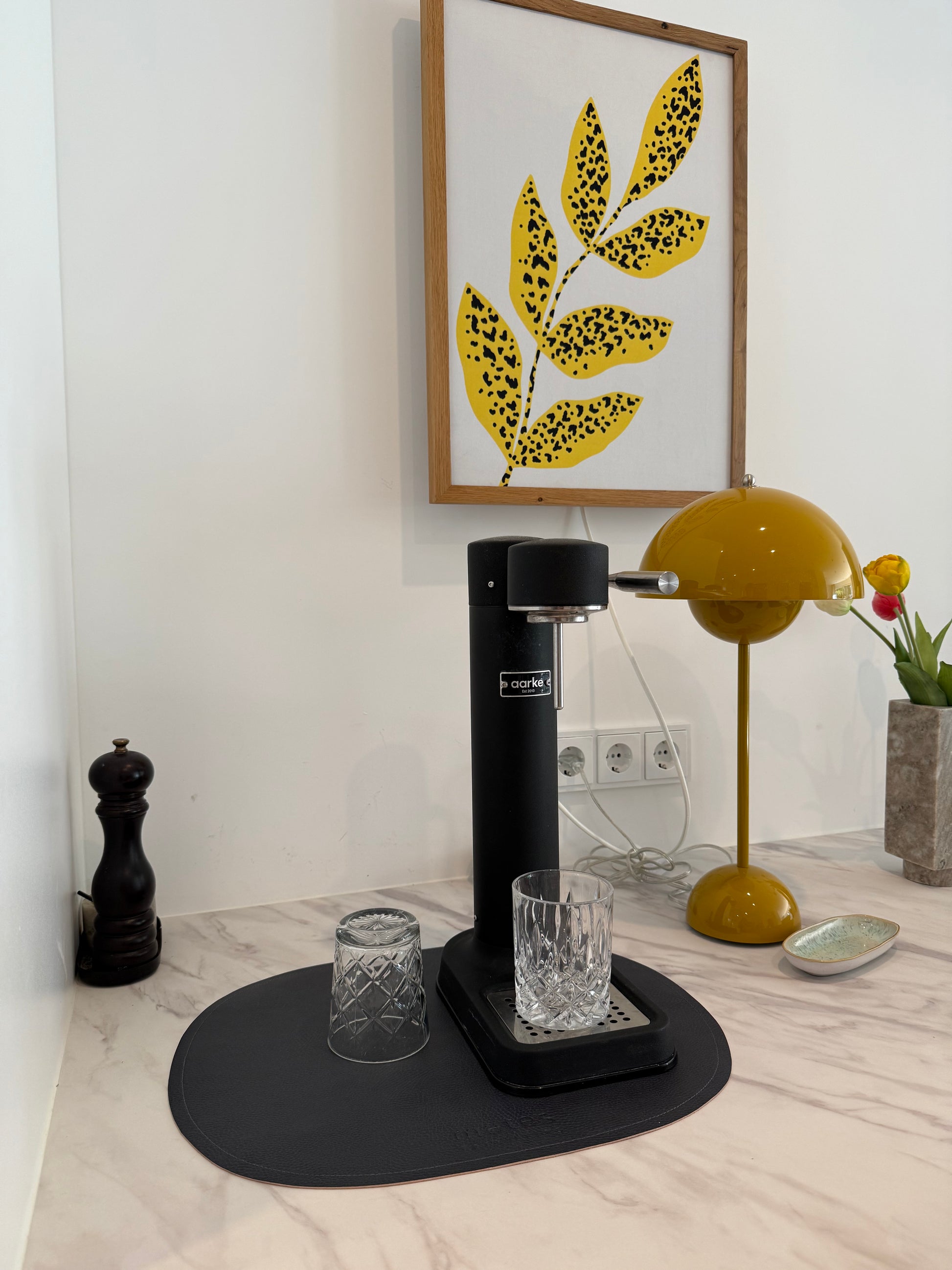 Abwischbares Tischset oval als Schutzunterlage unter Kaffeemaschinen oder Wassersprudler und Pflanzen