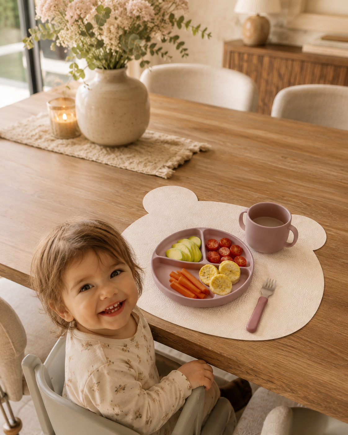 Bär Tischset im Soft LederLook auf gedecktem Kindertisch