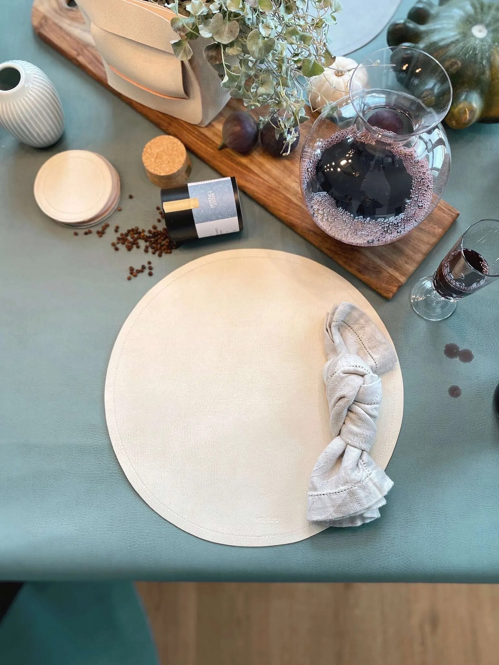 Rundes Tischset im Soft LederLook als stilvolles Platzset
