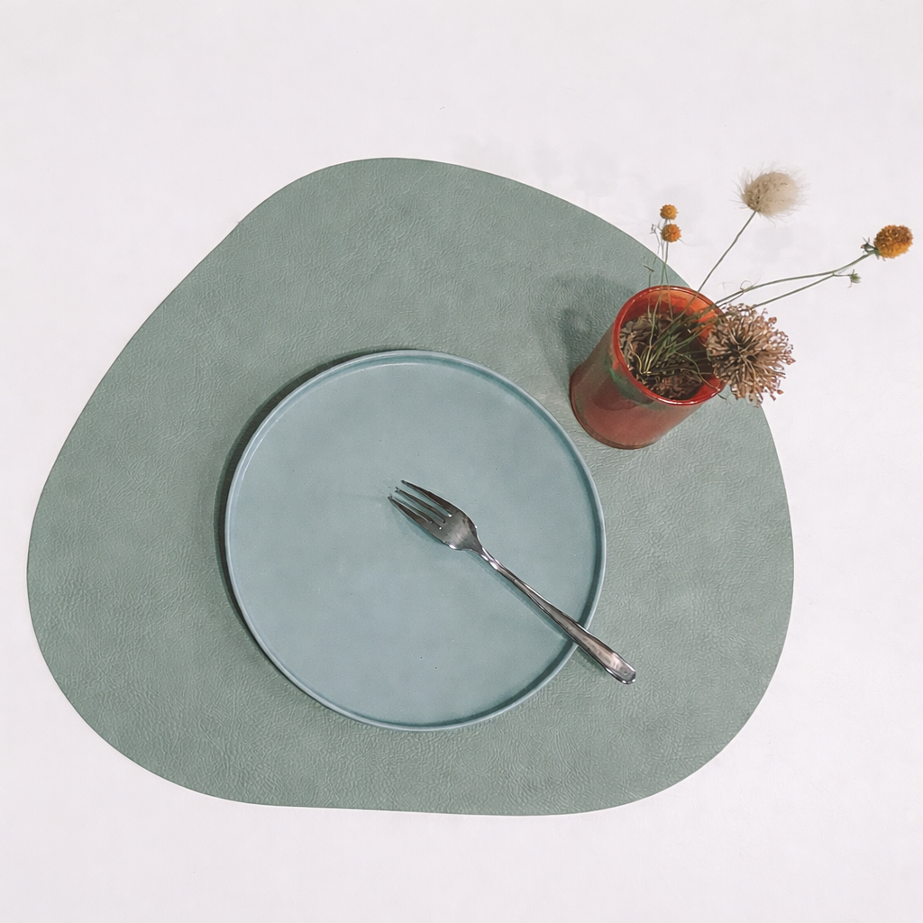Tischset Pebble in asymmetrischer Form für Esstisch und Interior